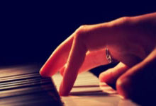 奥古斯堡主场失利，遭遇困境寻求突围